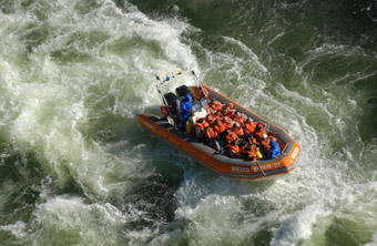 Nature and adventure at Iguazu Falls! Book your tour with us today! 