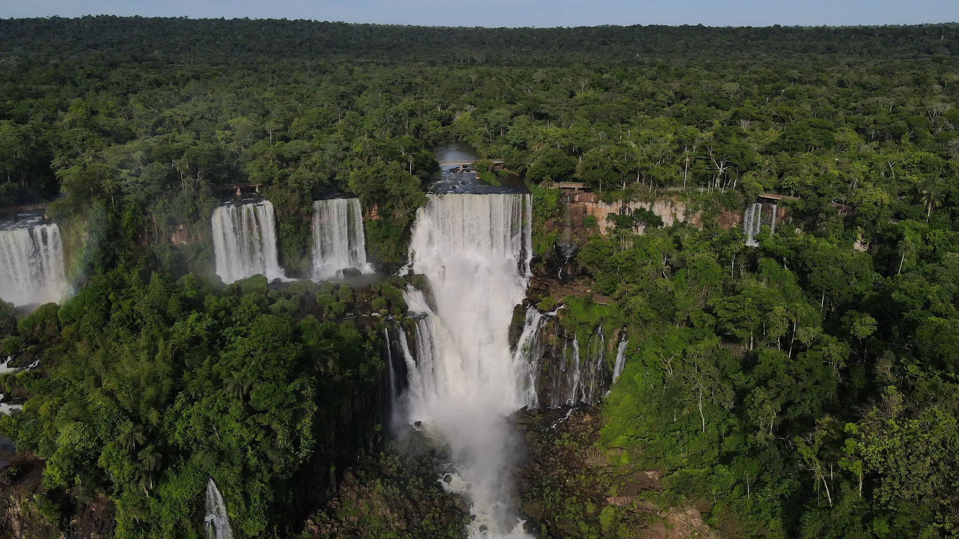 The Salto Bossetti waterfall surrounded by rainforest at the Iguazú Falls