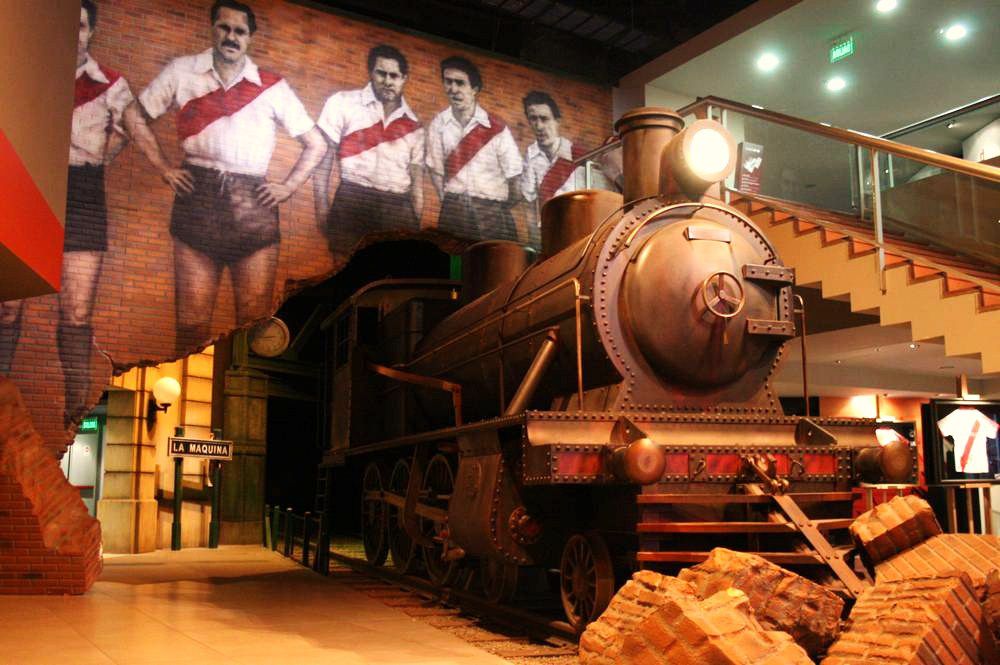 La M&aacute;quina - locomotive and mural honouring River Plate's legendary 1940s team