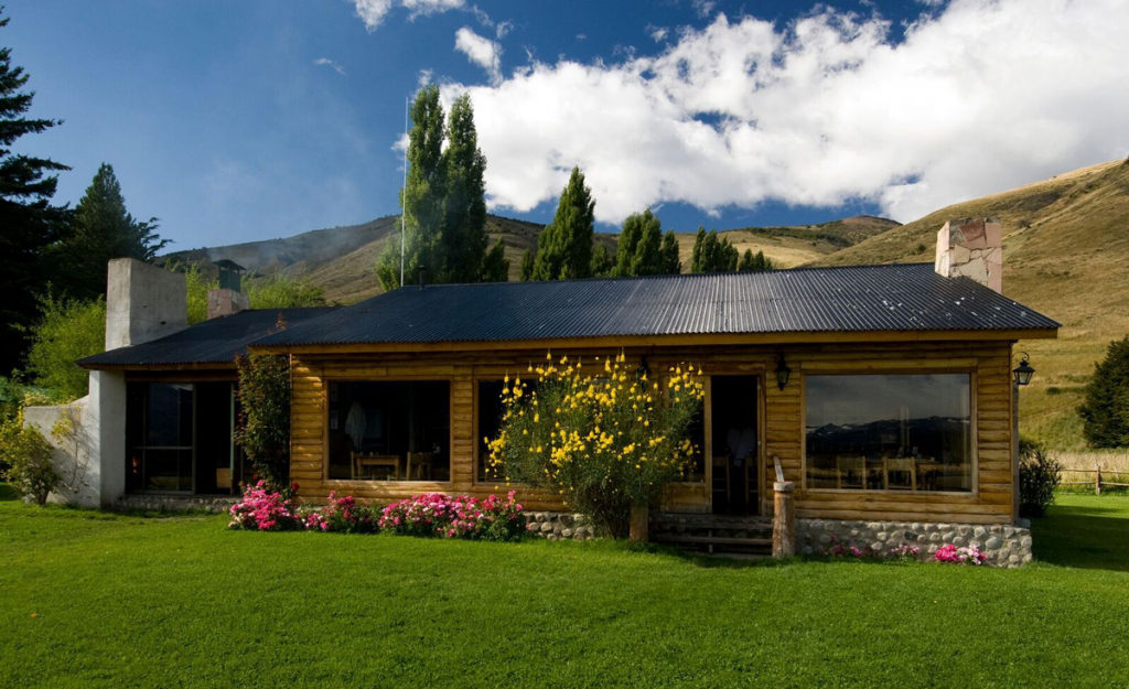 The historic main house of Estancia Nibepo Aike in Los Glaciares National Park