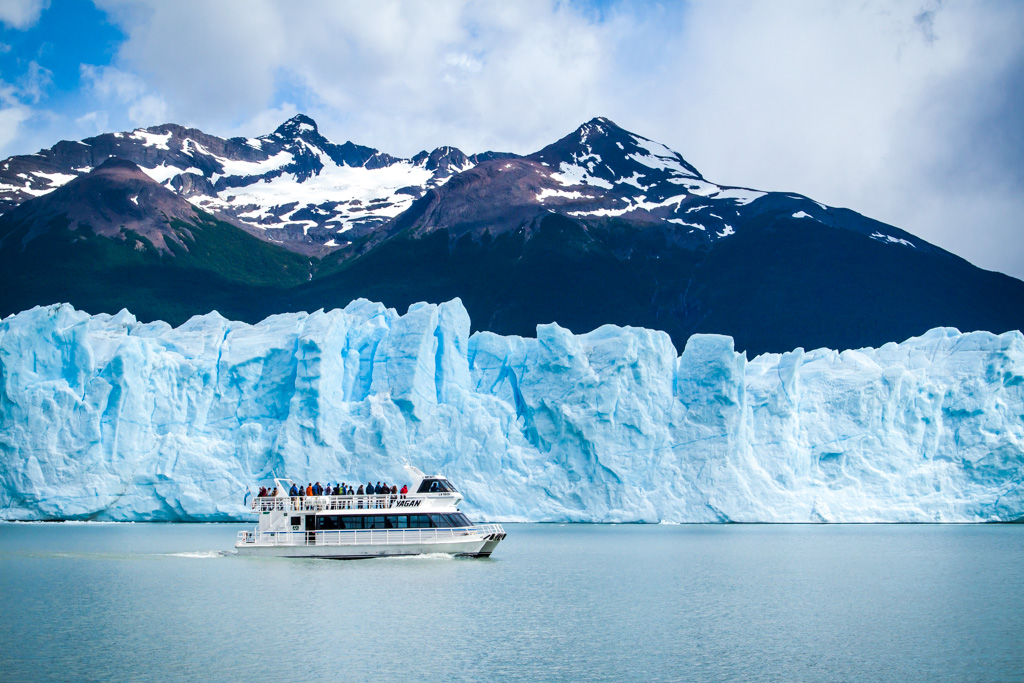 Un catamar&aacute;n frente al Glaciar Perito Moreno con los Andes detr&aacute;s
