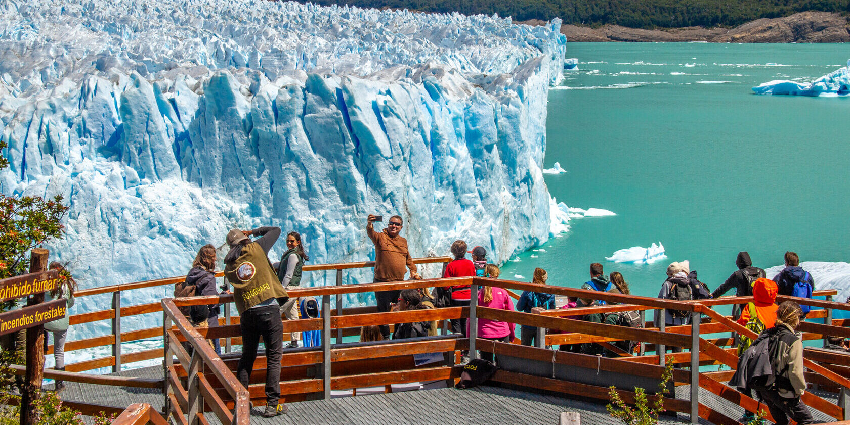 Visitors on the wooden boardwalks facing the ice front of the Perito Moreno Glacier