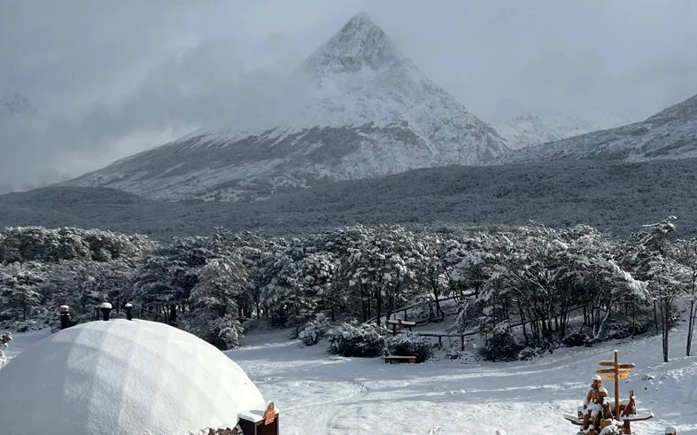 The heated dome in the snow where lunch is served, with the Fuegian range behind it
